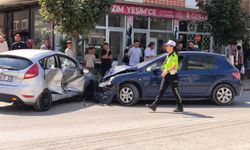 İnegöl'de iki otomobil kafa kafaya çarpıştı!
