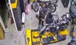 Çırağının çalışkanlığını karşılıksız bırakmadı, taksitle aldığı motosikleti hediye etti
