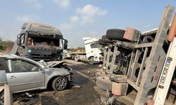 Otoyolda tır karşı şeride geçti, ortalık savaş alanına döndü:1 ölü, 2 yaralı