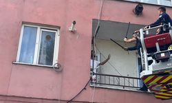Hastaneye yatmamak için polise bıçak çekip direndi
