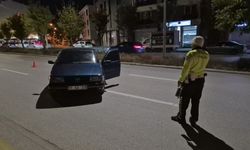 Polis ekiplerince durdurulan sürücü otomobilini terk edip kaçtı