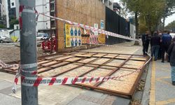 İnşaatın dış koruma kaplaması vatandaşların üzerine düştü: 2 yaralı
