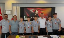 Başkan Bayram'dan Ayvacık’ın başarılı güreşçilerine ödül!
