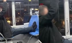 Otobüste ayakkabılarını çıkarıp seyahat etti, rahatlığı pes dedirtti