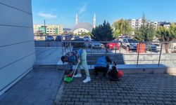 Çanakkale Adliyesi çevresinde yükümlülerden temizlik çalışması