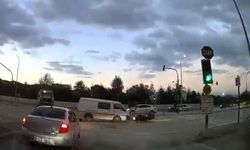 Kırmızı ışıkta geçen kamyonet motosiklete çarptı!