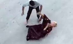 Cadde ortasında boğazını sıktığı kadını yerde sürükledi