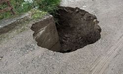 Biga'da sağanak yağışa dayanamayan yol çöktü