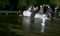 Sağanak yağış nedeniyle mahsur kalan Murat Boz ve vatandaşları dalgıç polisler kurtardı