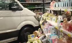 Mağazaya servis aracı daldı: Müşteriler neye uğradığını şaşırdı