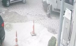 Ayağı minibüsün altında kalan yayanın görüntüleri güvenlik kamerasına yansıdı
