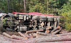 Çanakkale’de yol çöktü, tomruk yüklü kamyon devrildi: 1 ölü, 1 yaralı