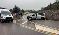 Çanakkale’de hafif ticari araç takla attı, sürücü yaralandı