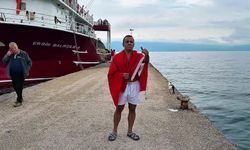 Soğuk ve yağışlı havaya aldırmadı, Türk bayrağıyla denize girdi