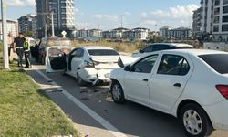 Zincirleme kazada 4 araç birbirine çarptı!