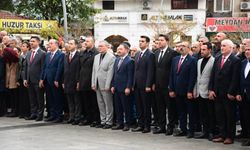Biga’da Cumhuriyet Bayramı için çelenk sunma töreni düzenlendi