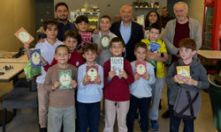 Bozcaada’da Cumhuriyet Coşkusu Satrançla Yaşandı: Minik Sporculara Kitap Hediyesi