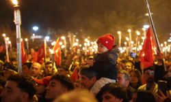 Çanakkale’de Cumhuriyet Coşkusu Fener Alayı’yla Sokaklara Taştı