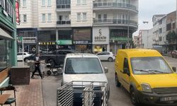 Park halindeki araca çarptı, polise kafa attı!