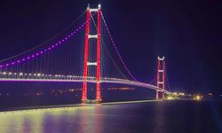 1915 Çanakkale Köprüsü pembeye büründü