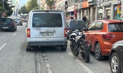 Motosiklet hafif ticari araca çarptı: 2 yaralı