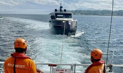 Çanakkale Boğazı’nda heyecanlı dakikalar; 2 kişinin olduğu tekne sürüklendi!