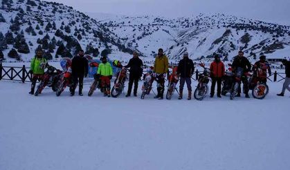 Erzincan'da Ergan Kayak Merkezi'nde Motokros Gösterisi Adrenalin Dolu Anlar Yaşattı