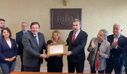 Çanakkale’de Belediye Başkanı Muharrem Erkek mazbatasını aldı
