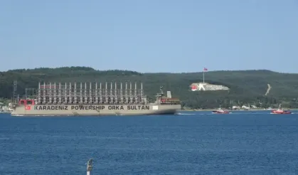 Çanakkale'nin elektrik ihtiyacını karşılayabilecek enerji üreten gemi boğazdan geçti