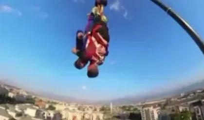 Gökyüzünde adrenalin dolu anlar: Çanakkale türküsünü söyledi