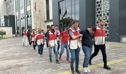 Dur ihtarına uymayarak otomobil ile kaçan ve polisin üniversite öğrencisine çarpıp ağır yaralanmasına sebep olan 5 şüpheli adliyeye sevk edildi