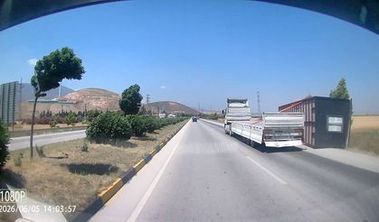 Fırtınanın, tırda taşınan konteyneri uçurduğu anlar kamerada