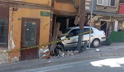 Freni boşalan otomobil eve girdi