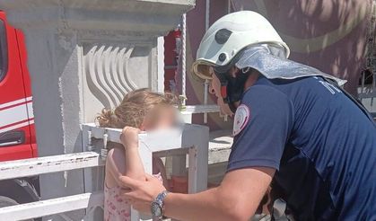 Kafası kapıya sıkıştı, imdadına itfaiye yetişti!