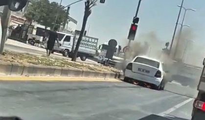 Seyir halindeki otomobil alev aldı
