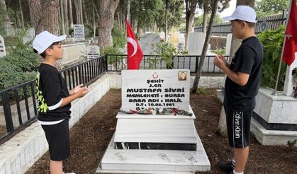 Küçük yüreklerden büyük vefa: Şehitliği temizleyip güllerle donattılar