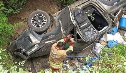 Otomobille çarpışan hafif ticari araç dereye uçtu!