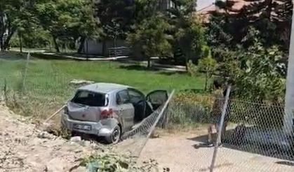 Zincirleme kazada otomobil enstitünün bahçesine düştü: 3 yaralı