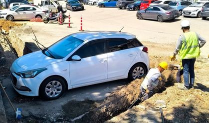 Araç sahibine ulaşılamayınca otomobilin etrafını kazdılar