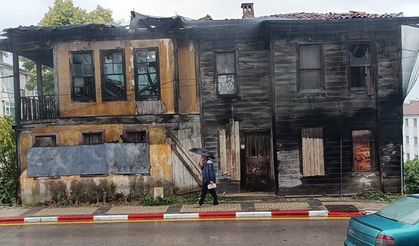 Tarihi binanın çatısı sağanak yağış sonrası çöktü