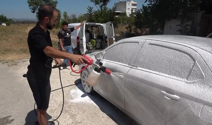 Sokakta gördüğü kirli araçları habersizce yıkıyor...Araç sahiplerine sürpriz yapıyor
