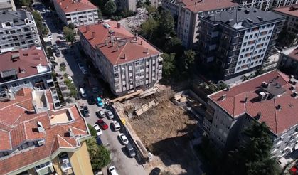Bahçelievler'de 5 katlı binanın istinat duvarı çöktü