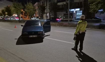 Polis ekiplerince durdurulan sürücü otomobilini terk edip kaçtı