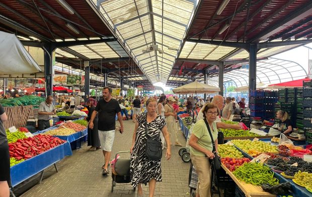 Cuma Pazarı’nda Meyve Sebze Fiyatları