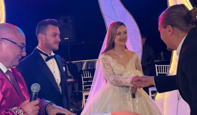 Genç çiftin nikahı siyasetçi geçidine sahne oldu