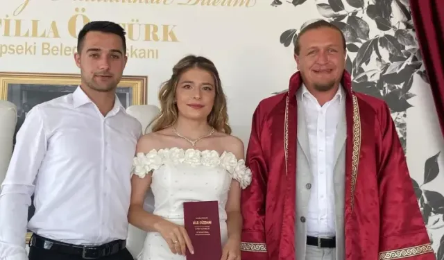 Genç çiftin mutluluğuna ortak oldu