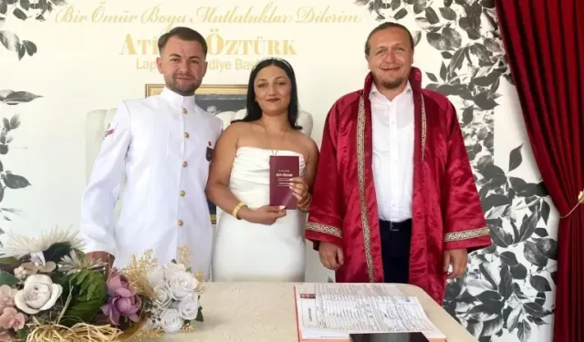 Genç çiftin mutluluğuna ortak oldu