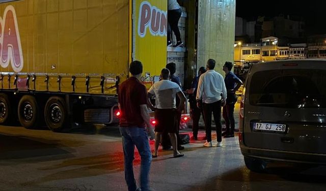 TIR'ın dorsesinden kaçak göçmenler çıktı!