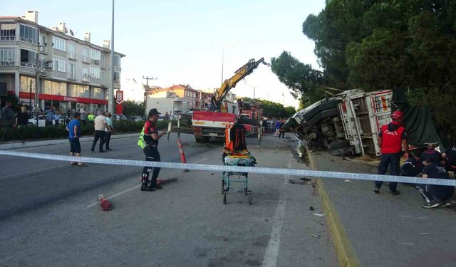 Küçükkuyu’da freni patlayan kamyon kaza yaptı: 4 yaralı