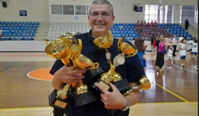 İrfan Zeren kupaları taşımakta zorlandı
